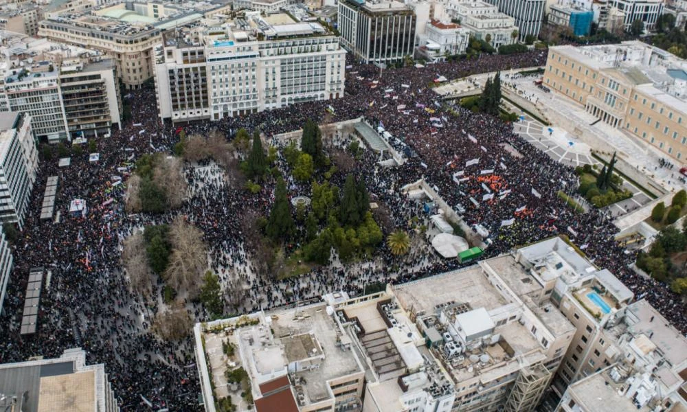 Τέμπη: Διαδηλωτές έκαναν διάδρομο για να περάσει ασθενοφόρο του ΕΚΑΒ